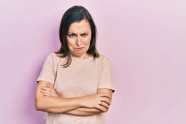 Middelbare Leeftijd Spaanse Vrouw Met Armen Gekruist Gebaar Sceptisch Nerveus — Stockfoto