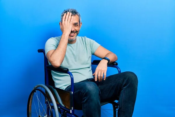 Yakışıklı Orta Yaşlı Gri Saçlı Tekerlekli Sandalyede Oturan Bir Gözünü — Stok fotoğraf