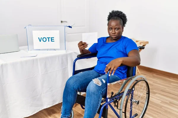 Mujer Africana Joven Sentada Silla Ruedas Votando Poniendo Sobre Las —  Fotos de Stock