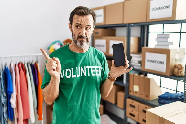 Hombre Mediana Edad Con Barba Con Camiseta Voluntaria Sosteniendo Teléfono —  Fotos de Stock
