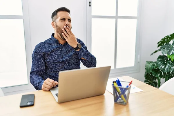 Junge Hispanische Mann Mit Bart Arbeitet Büro Mit Laptop Gelangweilt — Stockfoto