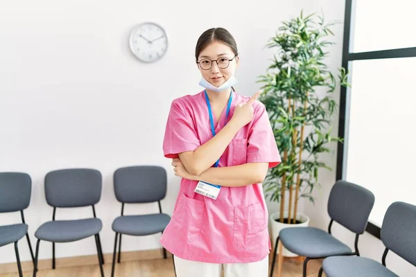 Young Asian Nurse Woman Medical Waiting Room Pointing Hand Finger — Stock Photo, Image