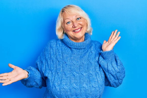 Mulher Loira Meia Idade Vestindo Roupas Casuais Sorrindo Mostrando Ambas — Fotografia de Stock