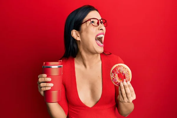 Jonge Latijnse Vrouw Die Donut Eet Koffie Drinkt Boos Gek — Stockfoto