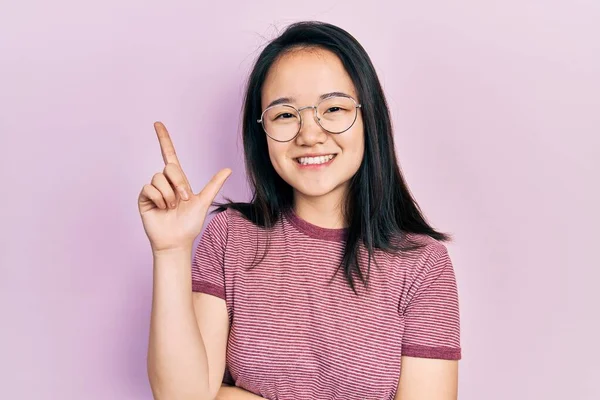 Menina Chinesa Jovem Vestindo Roupas Casuais Óculos Com Grande Sorriso — Fotografia de Stock