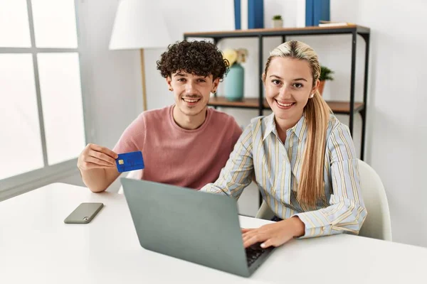 Młoda Para Kupuje Pomocą Laptopa Karty Kredytowej Domu — Zdjęcie stockowe