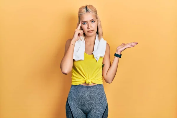 Vacker Blond Sport Kvinna Bär Träningskläder Förvirrad Och Irriterad Med — Stockfoto