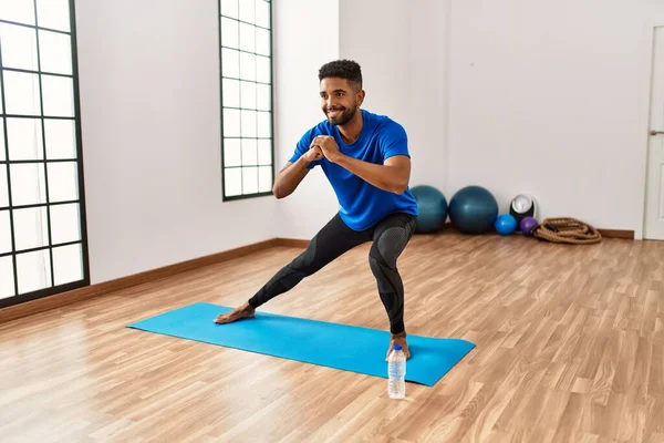 Yakışıklı Spanyol Adam Egzersiz Yapıyor Yoga Minderinde Geriniyor Spor Salonunda — Stok fotoğraf