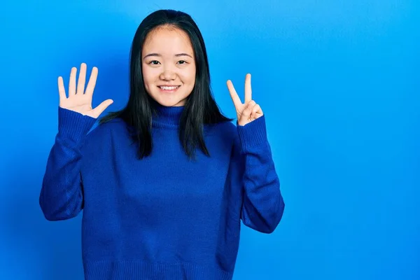 Junge Chinesin Lässiger Kleidung Zeigt Mit Finger Nummer Sieben Nach — Stockfoto