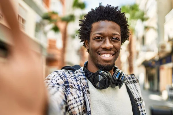 Hombre Negro Guapo Con Pelo Afro Usando Auriculares Sonriendo Feliz — Foto de Stock