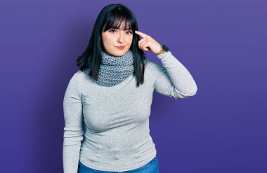 Alnında sivilce çıkmaması için fular takan Latin kökenli bir kadın ve siyah başlıklı çirkin bir enfeksiyon. sivilce ve deri problemi 