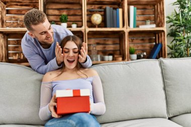 Genç adam evde doğum günü hediyesiyle kız arkadaşına sürpriz yapıyor..