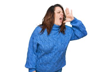 Genç ve cüsseli bir kadın gündelik kıyafetler giyip el ele tutuşarak bağırıyor ve çığlık atıyordu. iletişim konsepti. 