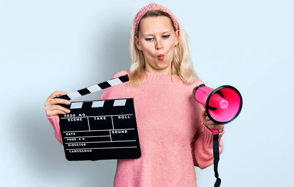 Młoda Kaukaska Kobieta Trzyma Film Wideo Clapboard Megafon Ryba Twarz — Zdjęcie stockowe