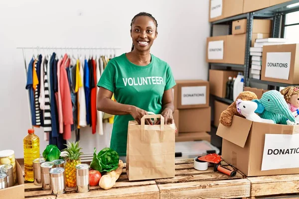 Genç Afro Amerikalı Gönüllü Kadın Yardım Merkezinde Içi Yiyecek Dolu — Stok fotoğraf