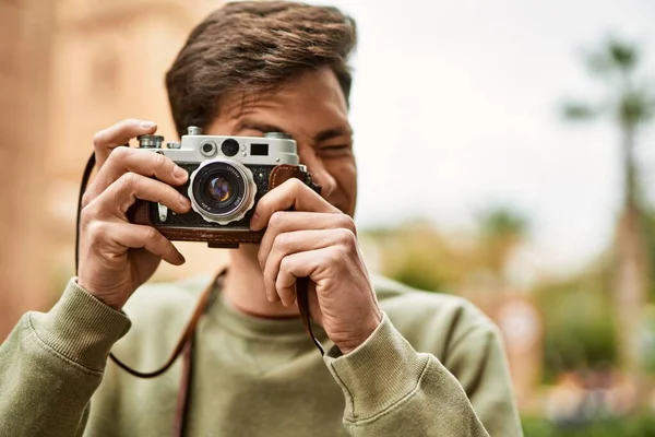 Ung Latinamerikansk Turist Man Ler Glad Med Hjälp Vintage Kamera — Stockfoto