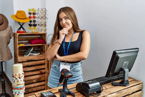 Ung Brunett Kvinna Håller Banner Med Öppen Text Butik Ser — Stockfoto