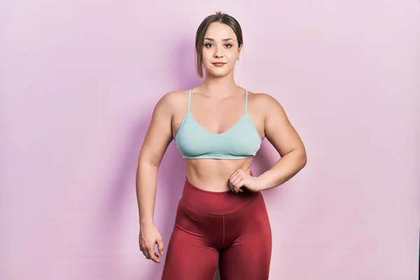 Mujer Joven Culturista Posando Mostrando Músculos Pie Usando Equipo Entrenamiento —  Fotos de Stock