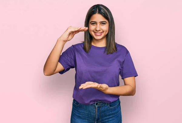 Joven Chica Hispana Con Camiseta Púrpura Casual Haciendo Gestos Con — Foto de Stock