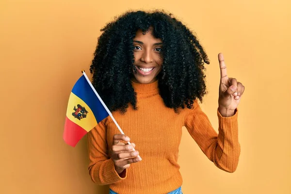 Afro Amerikaanse Vrouw Met Afro Haar Met Moldova Vlag Glimlachend — Stockfoto