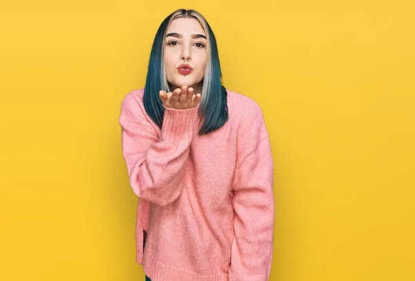 Rapariga Moderna Vestindo Camisola Inverno Rosa Olhando Para Câmera Soprando — Fotografia de Stock