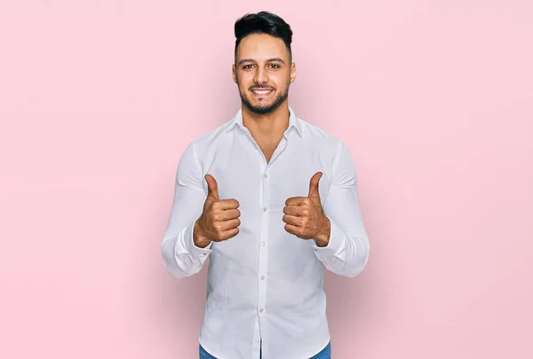 Ung Arabisk Man Bär Tillfälliga Kläder Framgång Tecken Gör Positiv — Stockfoto
