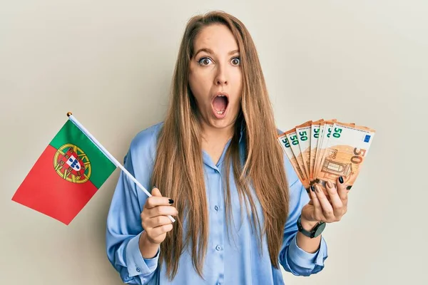 Elinde Portekiz Bayrağı Euro Banknotları Tutan Genç Sarışın Kadın Şaşkınlık — Stok fotoğraf