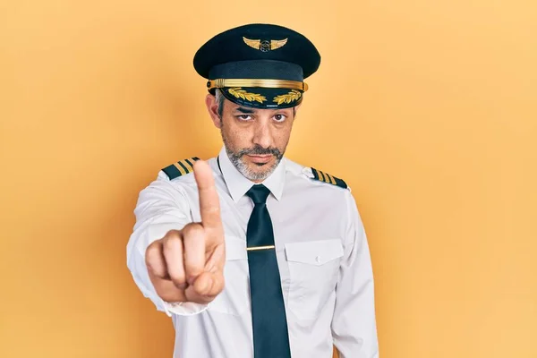 Hombre Guapo Mediana Edad Con Pelo Gris Llevando Uniforme Piloto — Foto de Stock