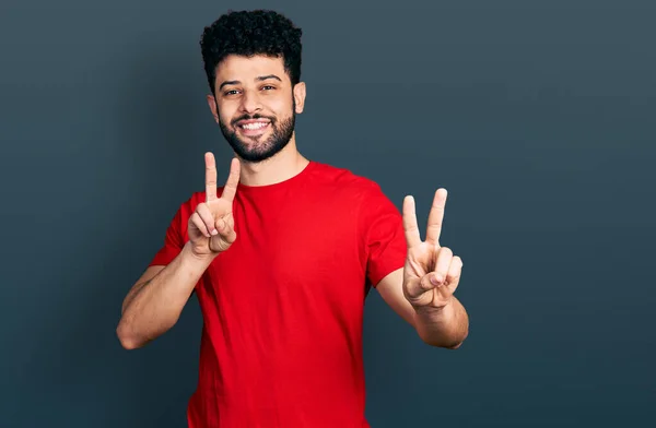 Jonge Arabische Man Met Baard Casual Rood Shirt Glimlachend Naar — Stockfoto