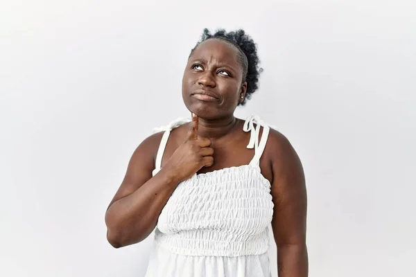 Mujer Africana Joven Pie Sobre Fondo Blanco Aislado Pensando Concentrado — Foto de Stock