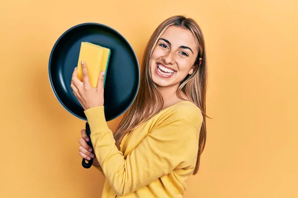 Mulher Hispânica Bonita Limpeza Panela Cozinhar Com Scourer Sorrindo Com — Fotografia de Stock