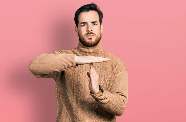 Jovem Hispânico Vestindo Roupas Casuais Fazendo Tempo Fora Gesto Com — Fotografia de Stock