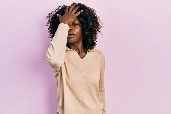 Jonge Afro Amerikaanse Vrouw Casual Kleding Verrast Met Hand Hoofd — Stockfoto