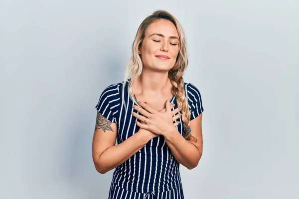 Mooie Jonge Blonde Vrouw Draagt Casual Gestreepte Jurk Glimlachend Met — Stockfoto