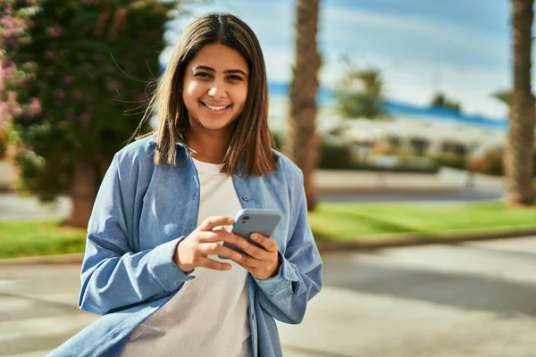 Genç Latin Kız Şehirde Akıllı Telefon Kullanarak Mutlu Bir Şekilde — Stok fotoğraf