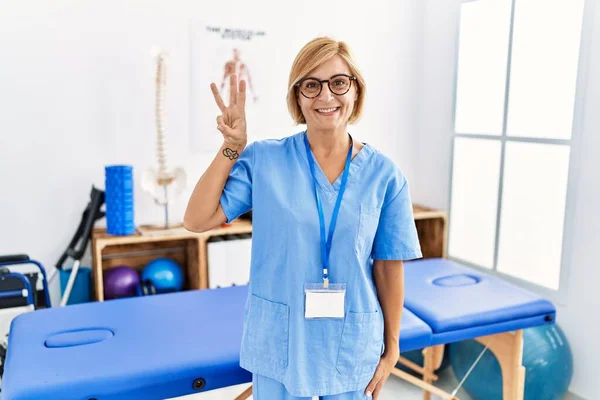 Mujer Rubia Mediana Edad Que Trabaja Clínica Recuperación Del Dolor —  Fotos de Stock