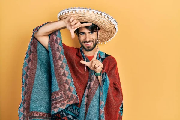 Joven Hispano Sosteniendo Sombrero Mexicano Sonriendo Haciendo Marco Con Manos —  Fotos de Stock