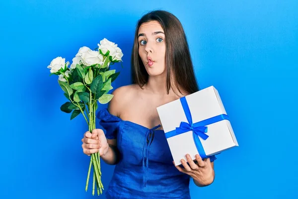 Joven Adolescente Morena Sosteniendo Regalo Aniversario Ramo Flores Haciendo Cara — Foto de Stock