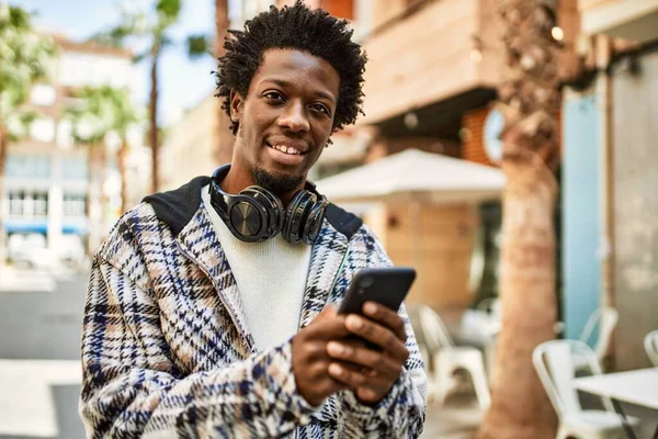 Knappe Zwarte Man Met Afro Haar Dragen Van Een Koptelefoon — Stockfoto