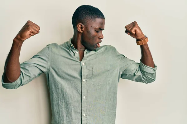 Fiatal Afro Amerikai Férfi Alkalmi Ruhát Visel Büszkén Mosolygó Izmokat — Stock Fotó