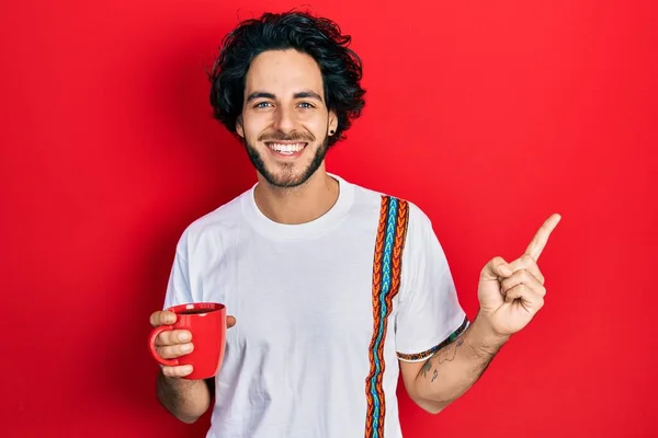 Knappe Spaanse Man Die Een Kop Koffie Drinkt Glimlachend Vrolijk — Stockfoto