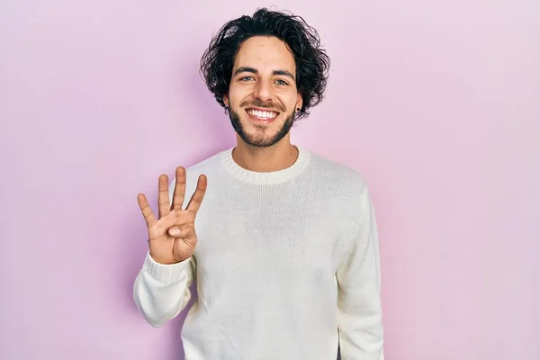 Schöner Hispanischer Mann Lässigem Weißen Pullover Der Finger Nummer Vier — Stockfoto