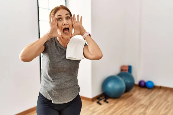 Žena Středního Věku Sportovním Vzhledu Trénuje Tělocvičně Vesele Usmívá Když — Stock fotografie