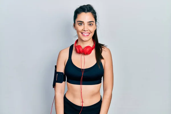 Joven Chica Hispana Usando Ropa Gimnasia Usando Auriculares Con Una —  Fotos de Stock