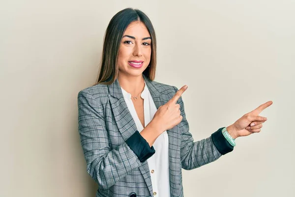 Jonge Spaanse Vrouw Zakelijke Kleding Glimlachend Kijkend Naar Camera Wijzend — Stockfoto