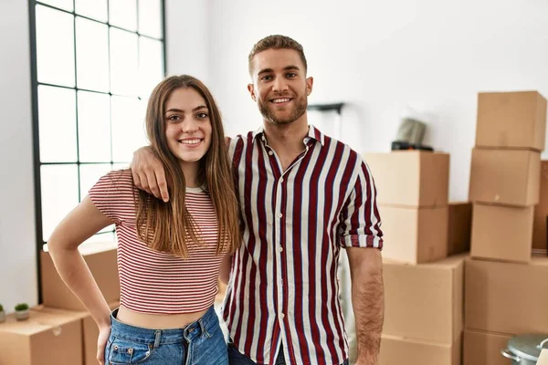 Junges Kaukasisches Paar Lächelt Glücklich Neuen Zuhause — Stockfoto