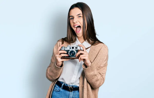 Jovem Morena Adolescente Segurando Câmera Vintage Celebrando Louco Surpreso Pelo — Fotografia de Stock