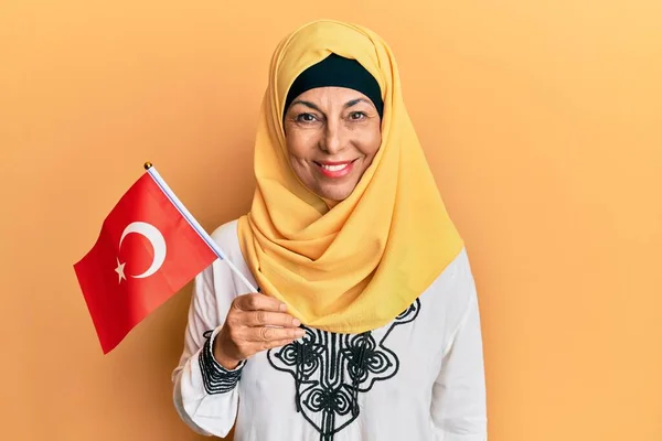 Middle Age Hispanic Woman Wearing Hijab Holding Turkey Flag Looking — Stock Photo, Image