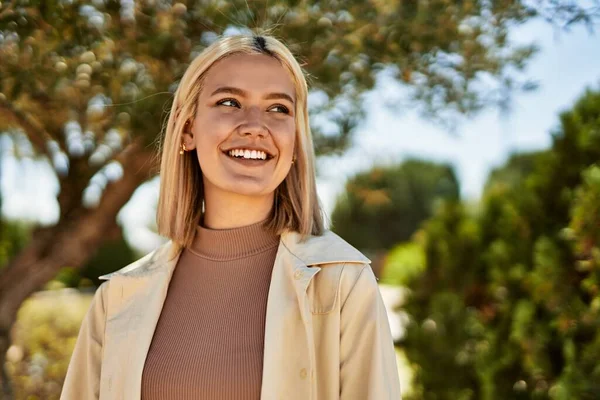 Jovem Loira Sorrindo Feliz Cidade — Fotografia de Stock