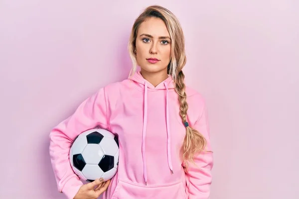 Vacker Ung Blond Kvinna Som Håller Fotboll Boll Tänkande Attityd — Stockfoto